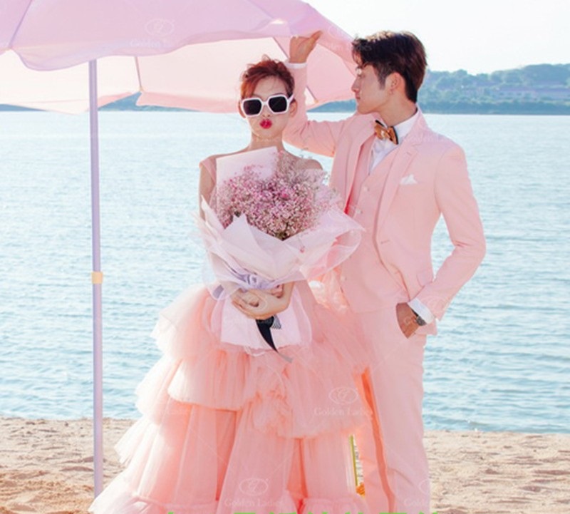 커플 화보촬영 영화 파티 여행 테마 웨딩스튜디오촬영 민소매 핑크 셀프웨딩드레스 이미지