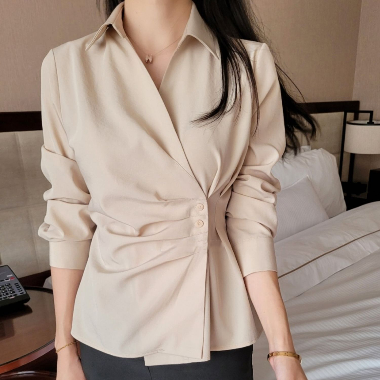 핀느 핀턱주름 사선 랩 카라 블라우스 3col 봄 가을 셔링 브이넥 실키 하객 제이플로우 이미지