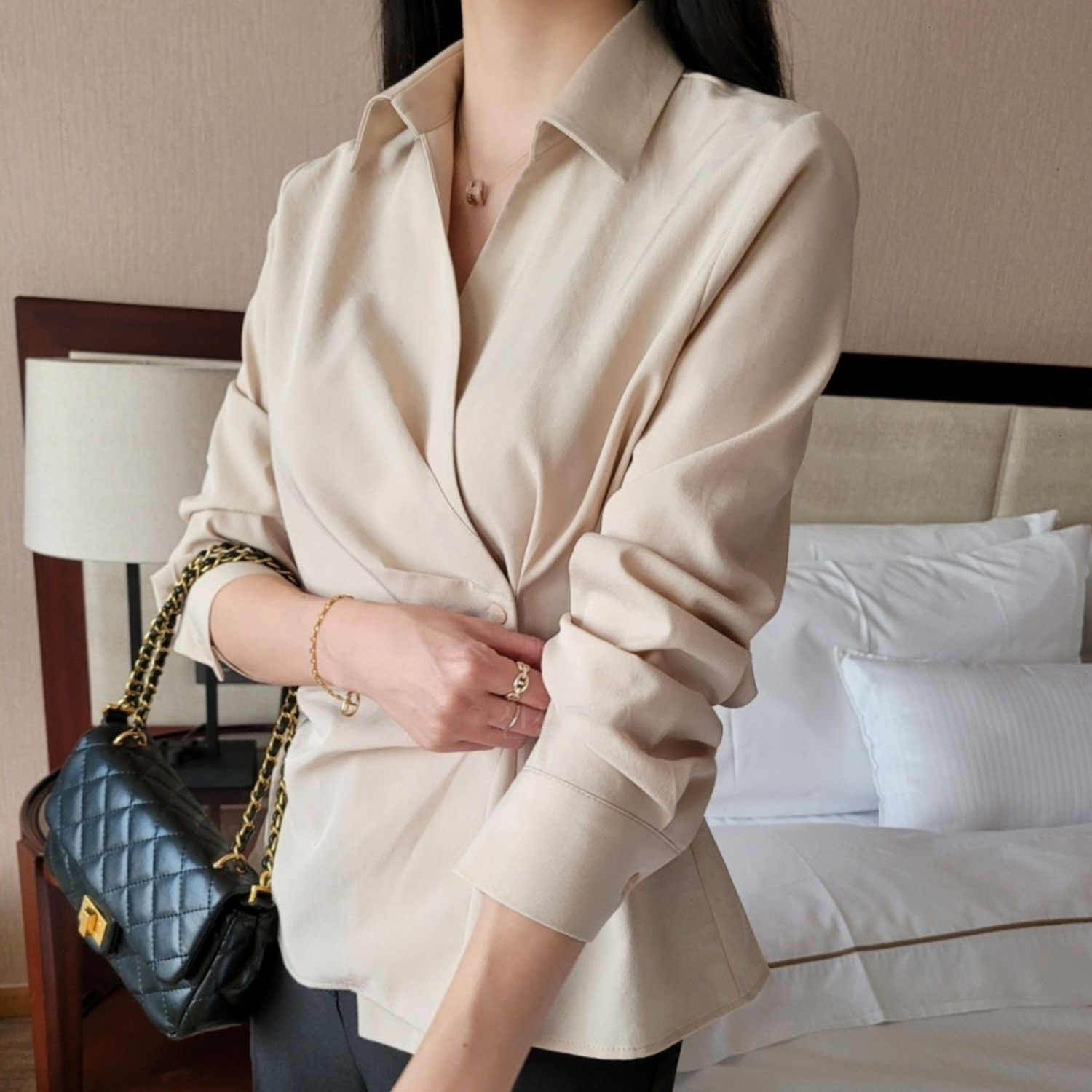 핀느 핀턱주름 사선 랩 카라 블라우스 3col 봄 가을 셔링 브이넥 실키 하객 제이플로우 이미지 2