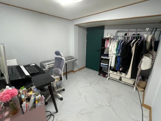 아리아스토어 두꺼운 접착식 데코타일 장판 PVC 붙이는 바닥타일 60x60cm 셀프시공 이미지 3