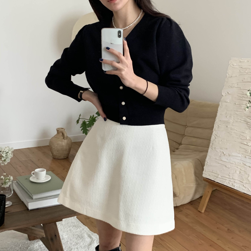 [단독] 라미르 가을 브이넥 진주버튼 퍼프 브이넥 간절기 파스텔 루즈핏 가디건 상세 이미지 17