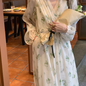 팝팝 쉬폰 루즈핏 브이넥 허리스트링 어깨 셔링 플라워 나염 맥시 롱원피스... 착용 후기 | 사이즈/핏 총정리 - 상품 이미지 1