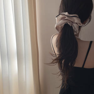 셀프러브 피렌체 볼륨 실키 스크런치 - 투톤 라인 파이핑 풍성 새틴 빅사... 솔직 후기 | 실사용자 리뷰 분석 - 상품 이미지 3