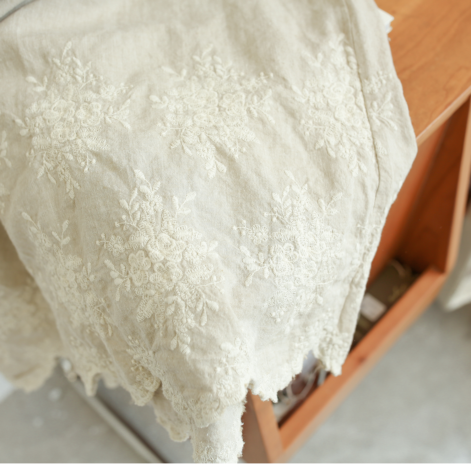 하마마스 린넨 러플 자수 H라인 원피스