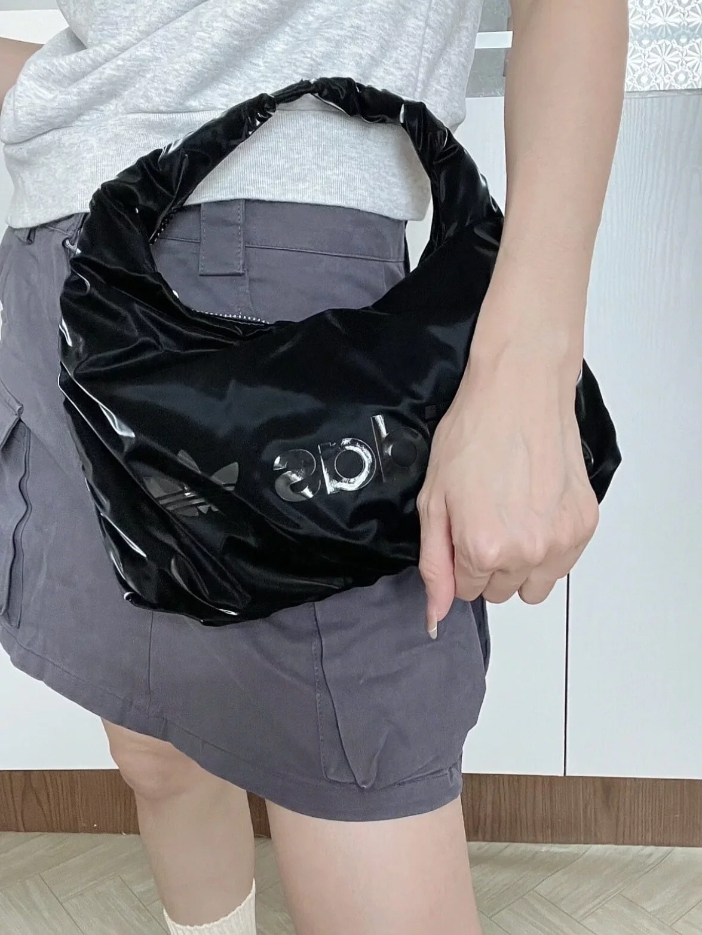 아디다스 오리지널 스몰 숄더백 화이트 HK0158, 블랙 HK0154, 새틴 블랙 IB9048 - 상세 이미지 2