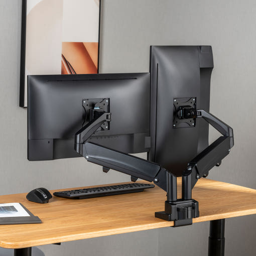 모니터암 사용으로 깔끔해진 책상 위