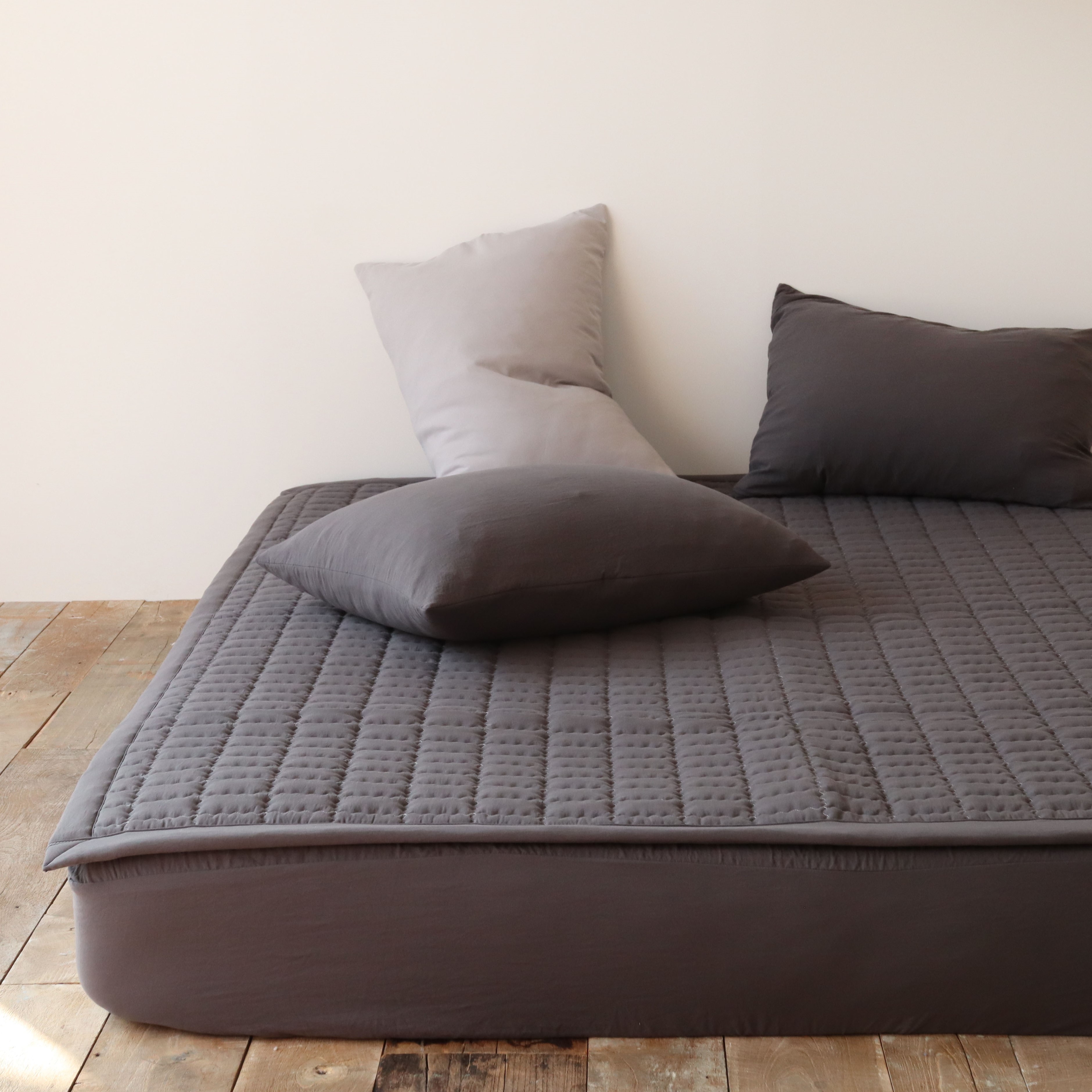 모찌 피치스킨 미끄럼방지 고정밴드 사계절 매트리스 침대 누빔 패드 Q