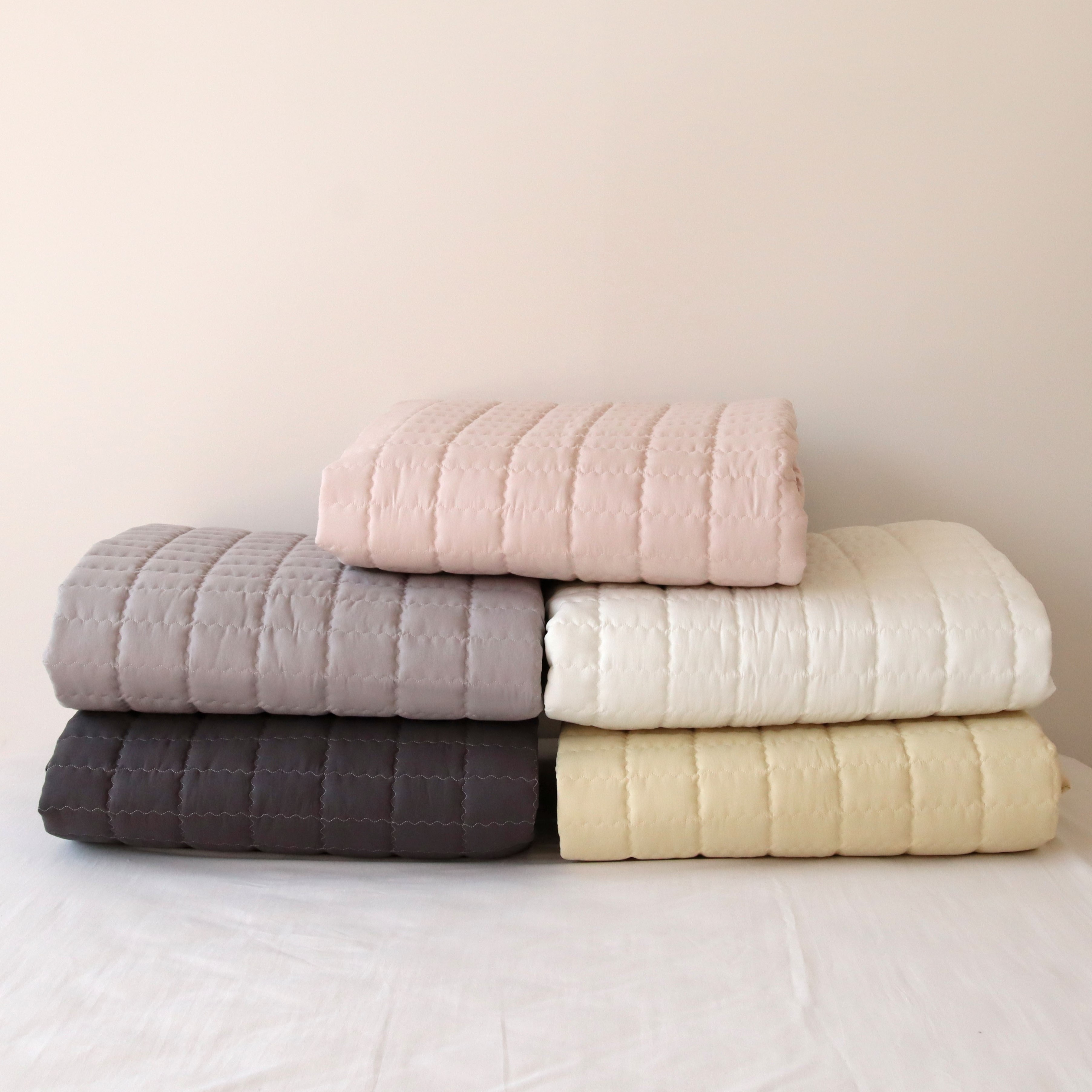 모찌 피치스킨 미끄럼방지 고정밴드 사계절 매트리스 침대 누빔 패드 Q