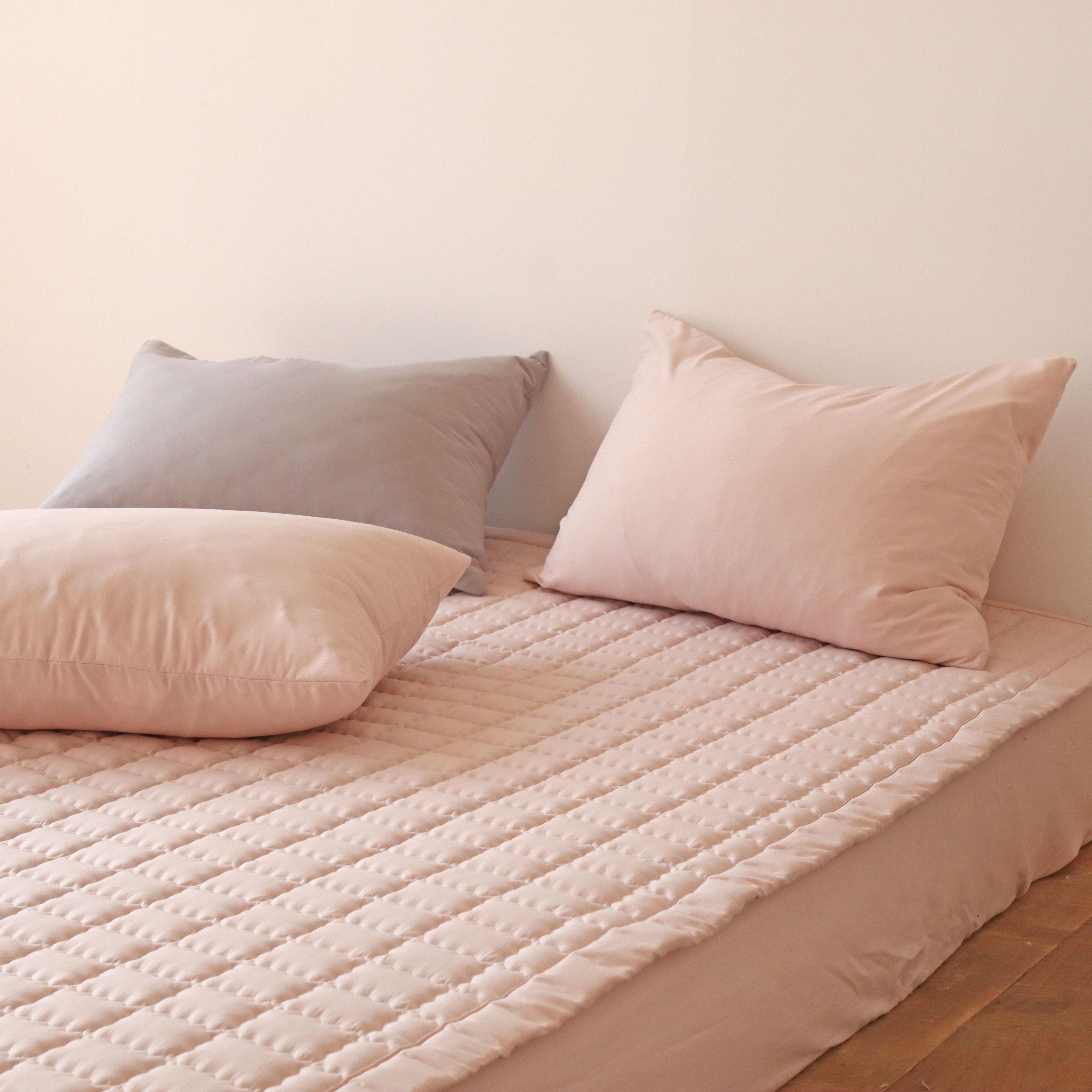 모찌 피치스킨 미끄럼방지 고정밴드 사계절 매트리스 침대 누빔 패드 Q