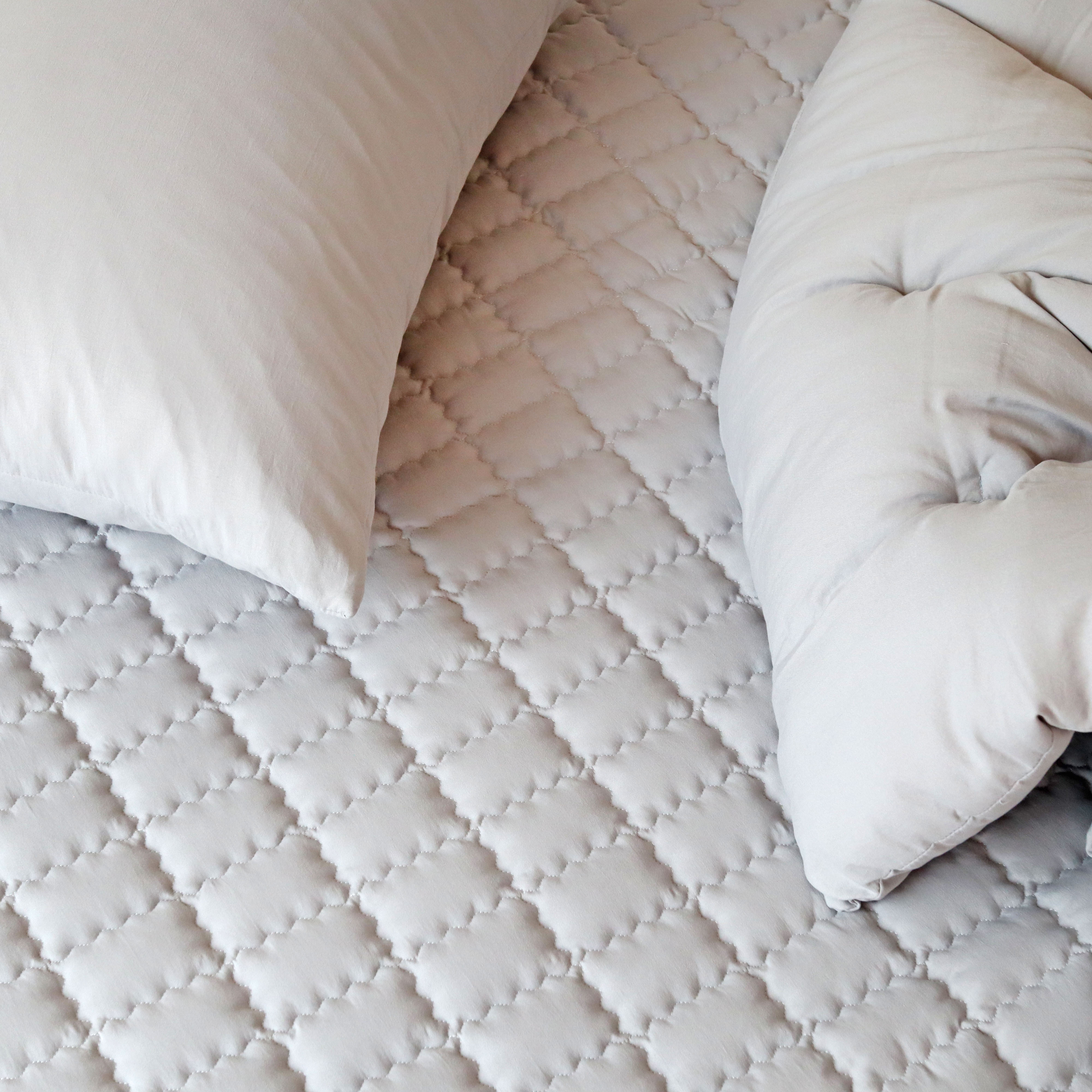 모찌 피치스킨 미끄럼방지 고정밴드 사계절 매트리스 침대 누빔 패드 Q