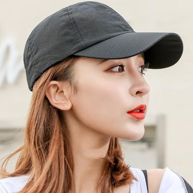 작은사이즈모자 짧은챙모자 유행하는 여자연예인모자