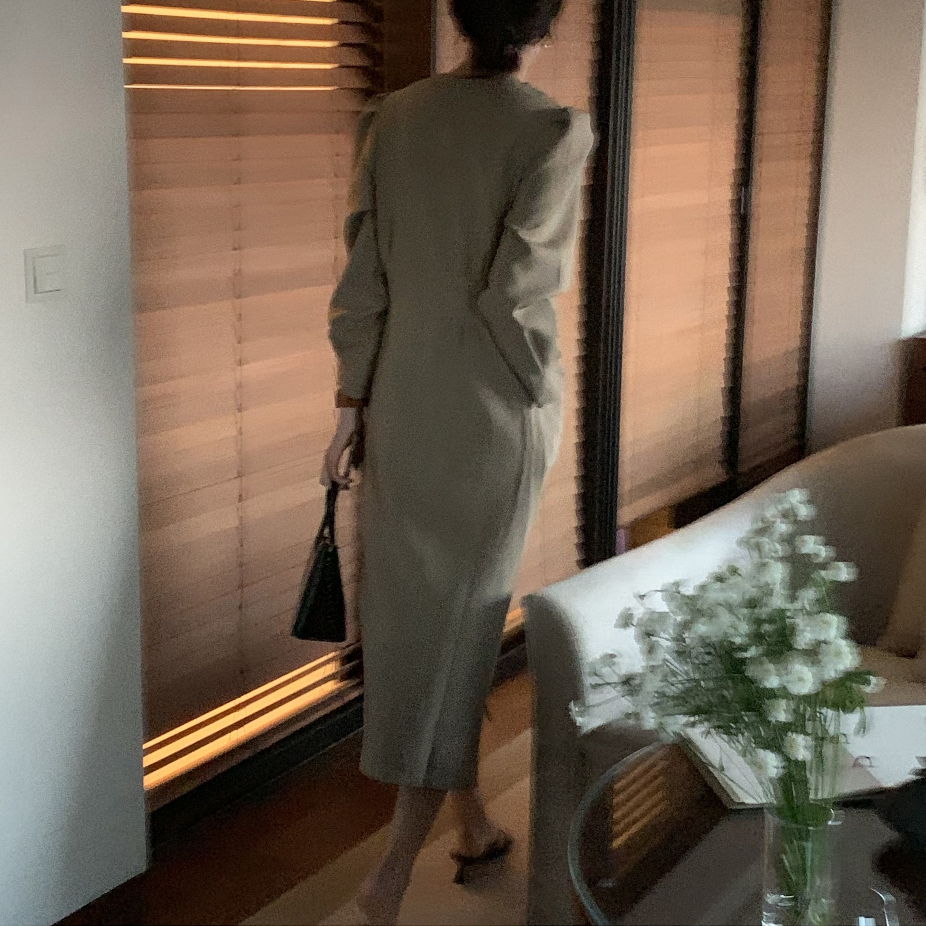 마델리 봄 여성 소매 퍼프 벌룬 골드버튼 여자 H라인 노카라 하객룩 핀턱 롱 버튼 원피스