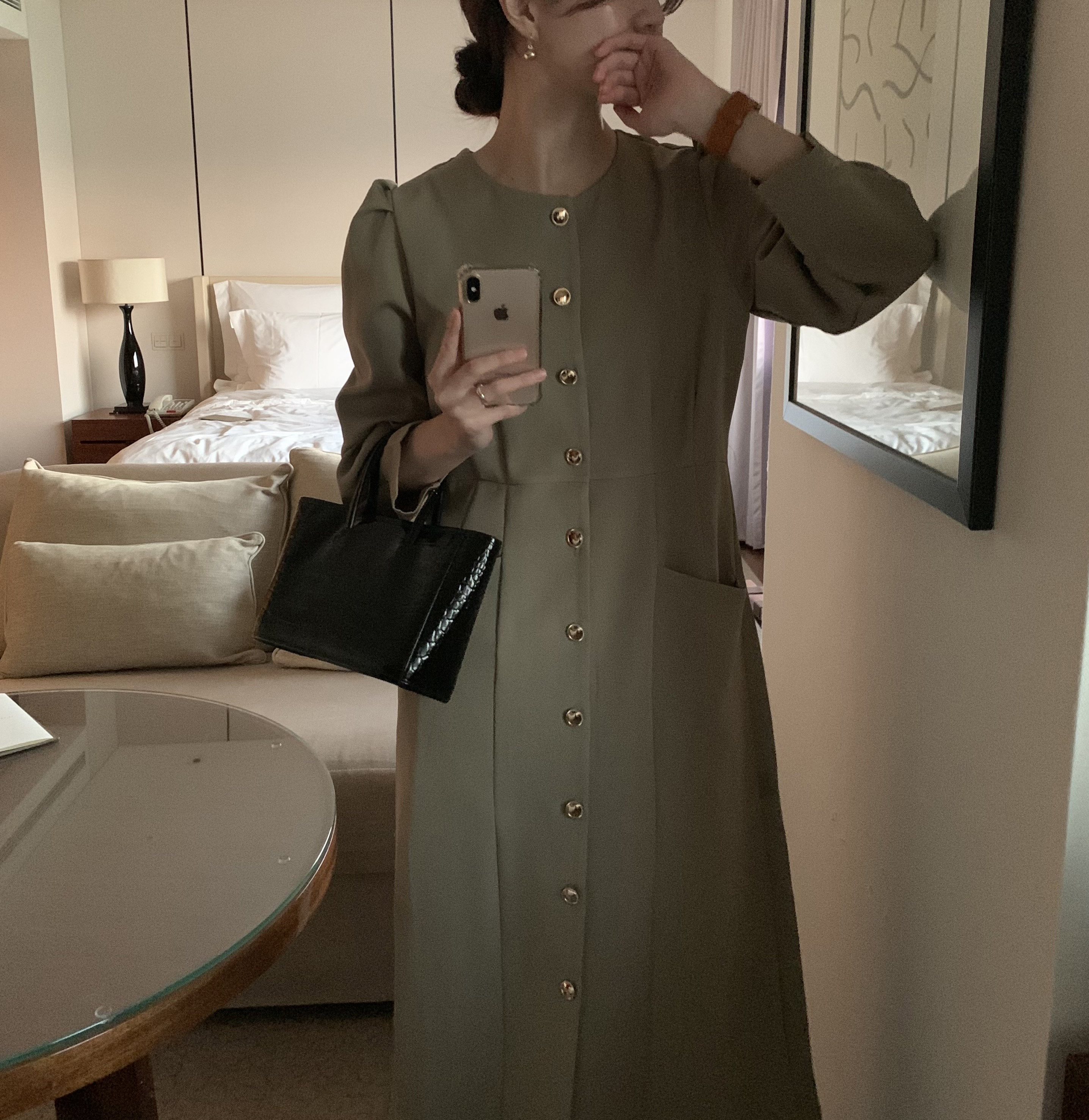 마델리 봄 여성 소매 퍼프 벌룬 골드버튼 여자 H라인 노카라 하객룩 핀턱 롱 버튼 원피스