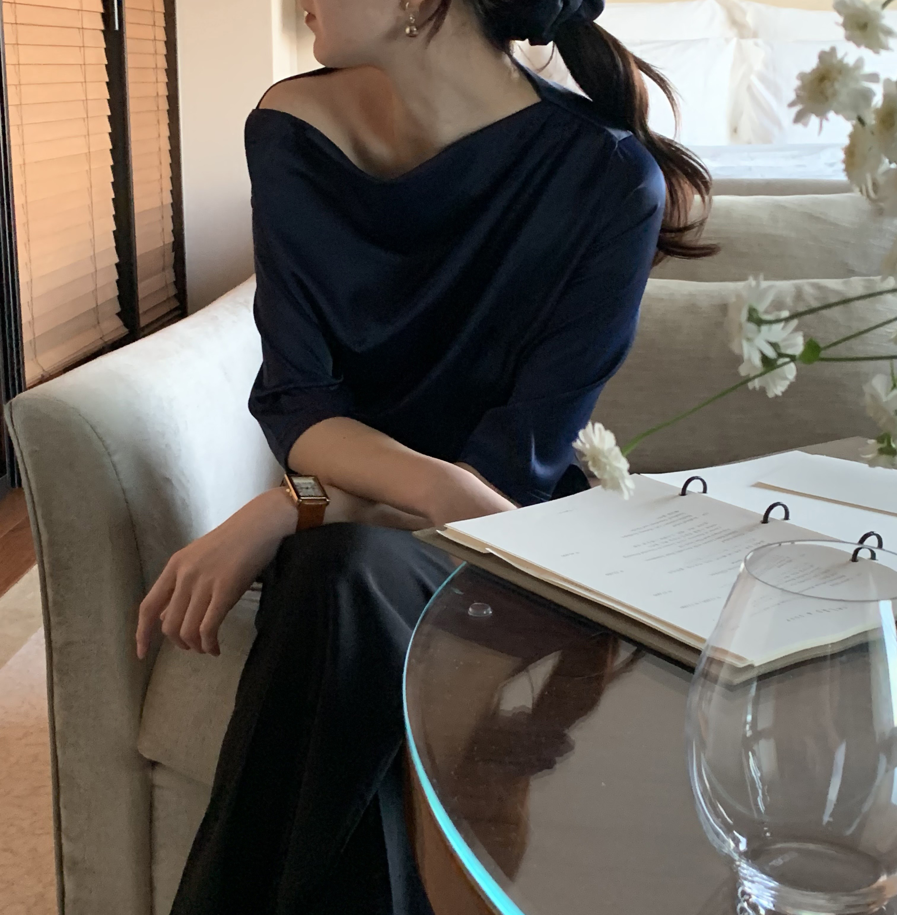 시어링 봄 7부 소매 셔링 새틴 오프숄더 보트넥 여자 여리 드레이프 블라우스(3color) 이미지 3
