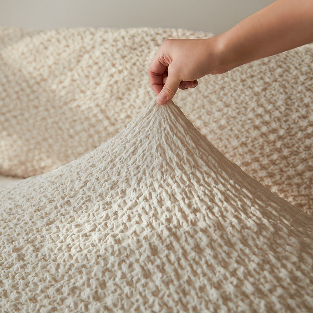 쇼파 커버로 깔끔하게 변신한 거실 모습