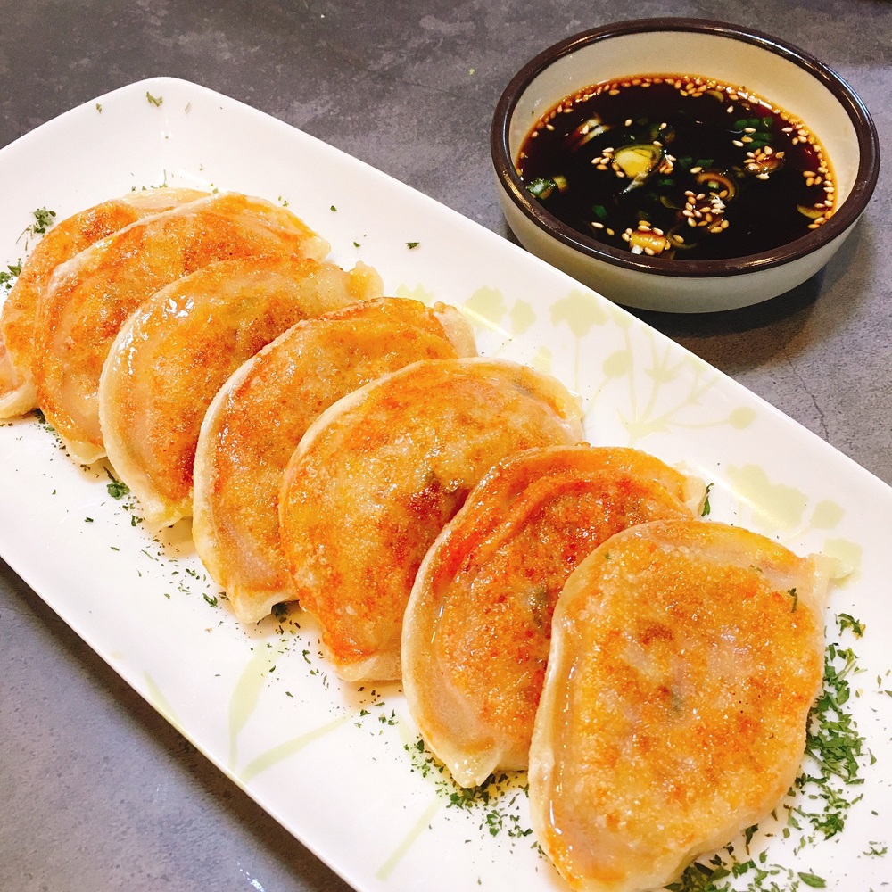 [홍가네집만두] 매콤 아삭한 김치군만두 (약 500g/20개입) - 상품 이미지