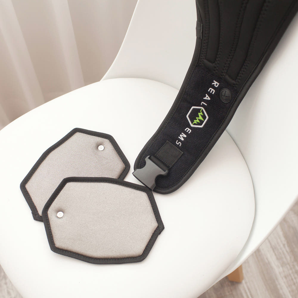 리얼EMS 기기 사용 모습과 컨트롤러