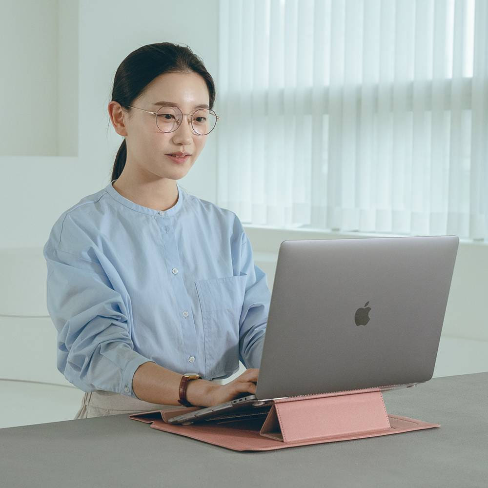 거치대 기능이 포함된 가죽 파우치 이미지