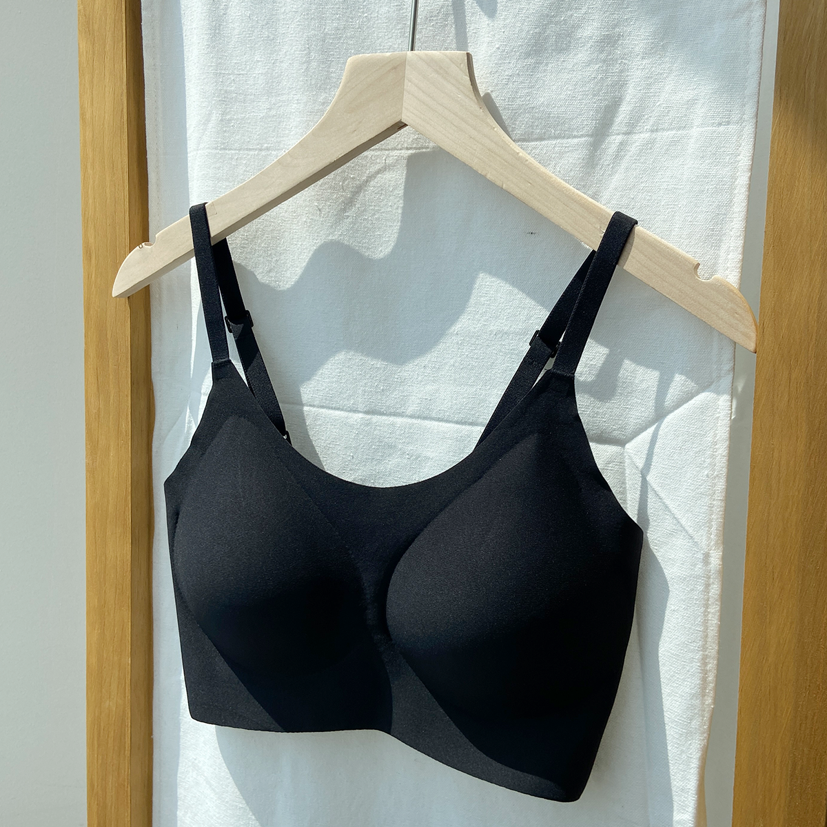 패드 일체형 콤비 심리스 브라와 심리스 노라인 팬티 제품 이미지