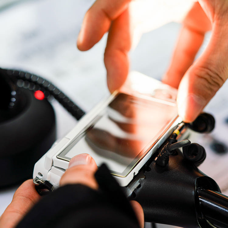 보호필름 부착 컷