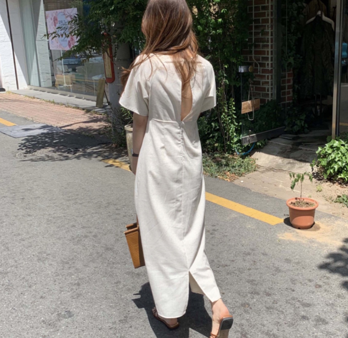 메르 여름 린넨 반팔 라운드넥 허리 꼬임 매듭 뒤트임 루즈핏 백리스 h라인 린넨 롱원피스 이미지