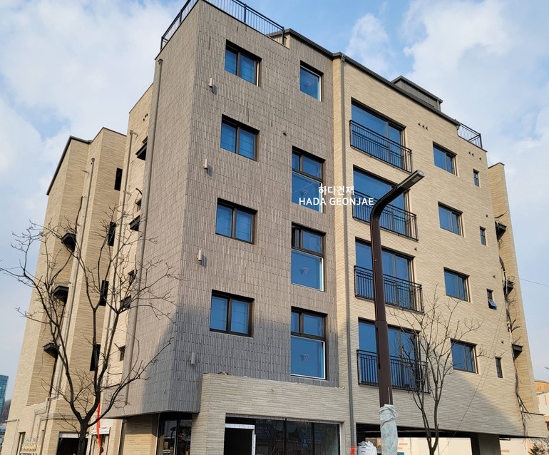 모노타일 롱와이드 500x40x18T 연브라운 / 하다건재 롱브릭타일 시공사례