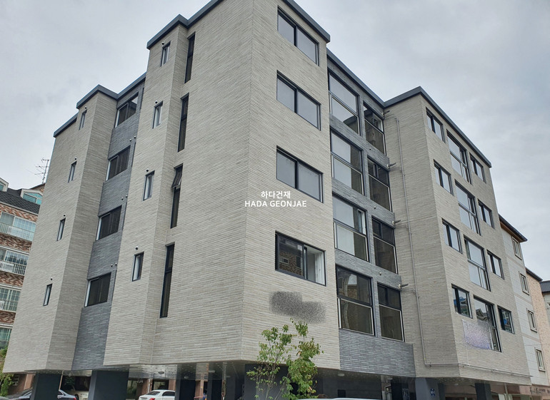 모노타일 롱와이드 500x40x18T 연브라운 / 하다건재 롱브릭타일 시공사례