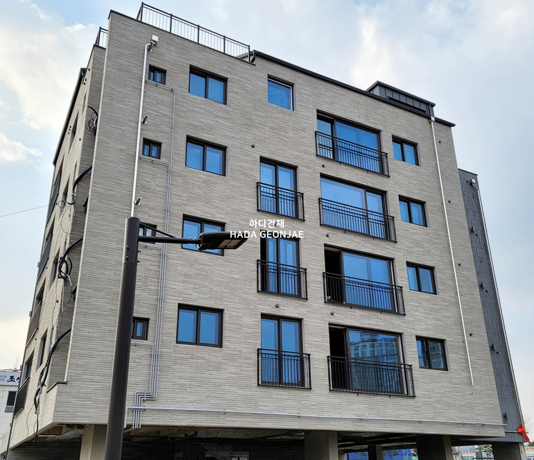 모노타일 롱와이드 500x40x18T 연브라운 / 하다건재 롱브릭타일 시공사례