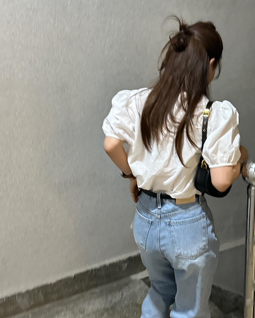레입 시스루 소매 어깨 퍼프 핀턱 셔링 화이트 블랙 베이지 리본 반팔 블라우스 상세 이미지 23