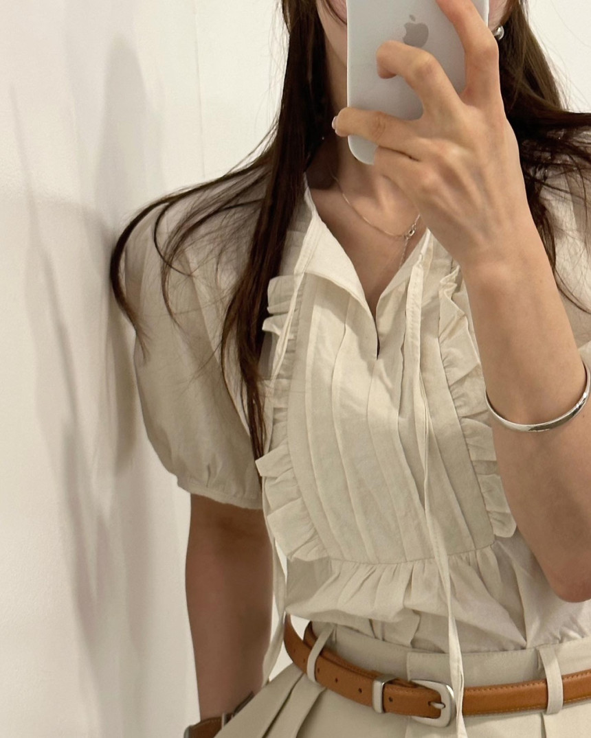 레입 시스루 소매 어깨 퍼프 핀턱 셔링 화이트 블랙 베이지 리본 반팔 블라우스 상세 이미지 30