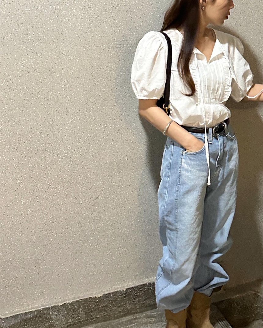 레입 시스루 소매 어깨 퍼프 핀턱 셔링 화이트 블랙 베이지 리본 반팔 블라우스 상세 이미지 19