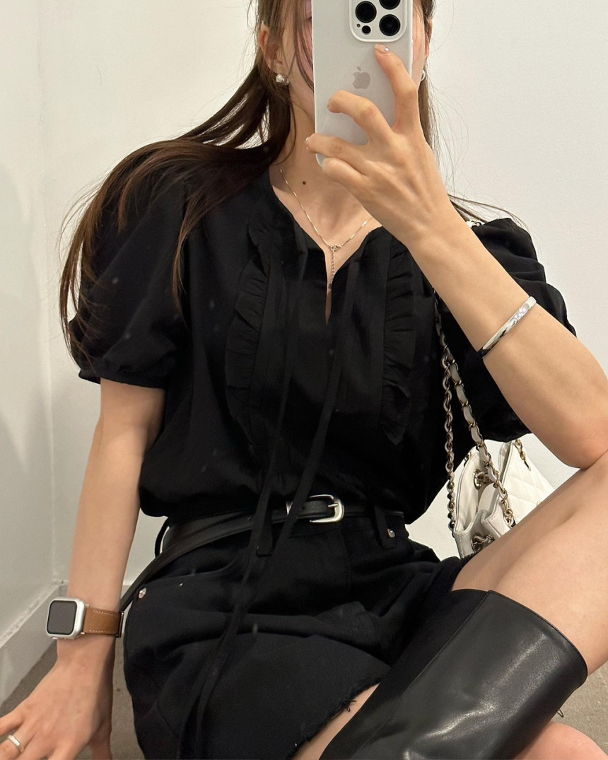 레입 시스루 소매 어깨 퍼프 핀턱 셔링 화이트 블랙 베이지 리본 반팔 블라우스 상세 이미지 2