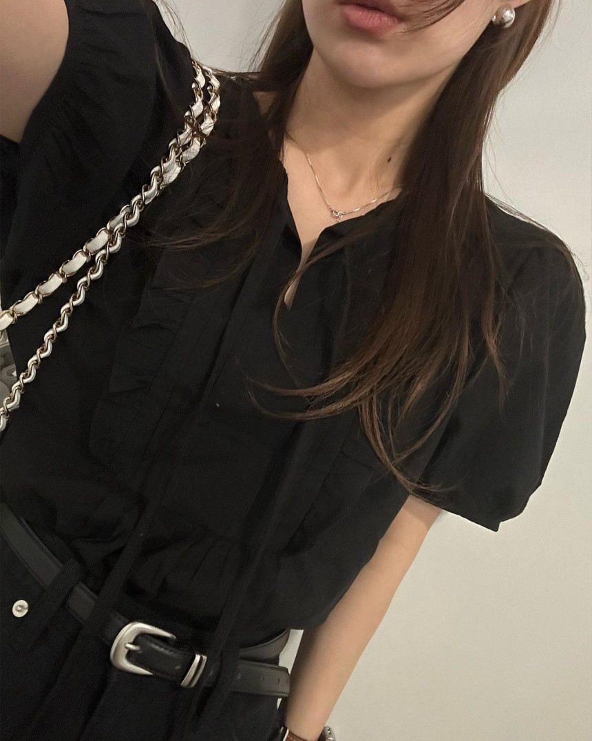 레입 시스루 소매 어깨 퍼프 핀턱 셔링 화이트 블랙 베이지 리본 반팔 블라우스 상세 이미지 5