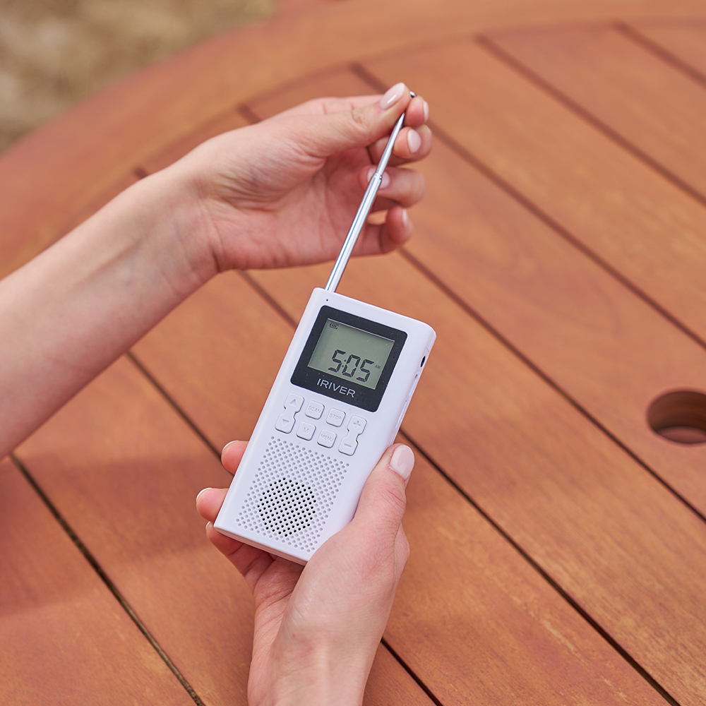아이리버 효도라디오 블루투스 MP3 휴대용 트로트 소형 디지털 미니 IRS-C505 + 최강 트로트 열전 100곡 정품인증 SD카드 - 상세 이미지 3
