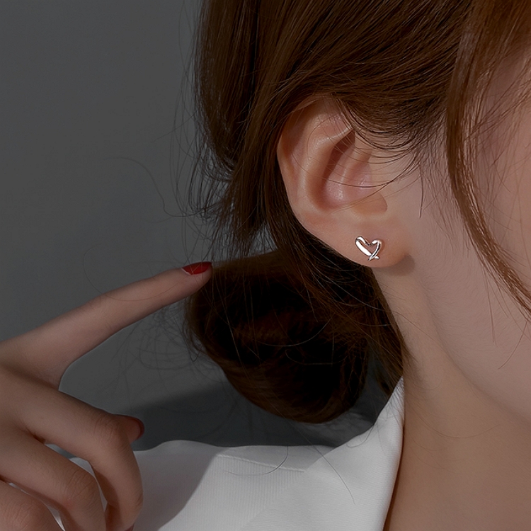스터드 하트 꼬임 귀걸이 [실버] N388 - 상품 이미지