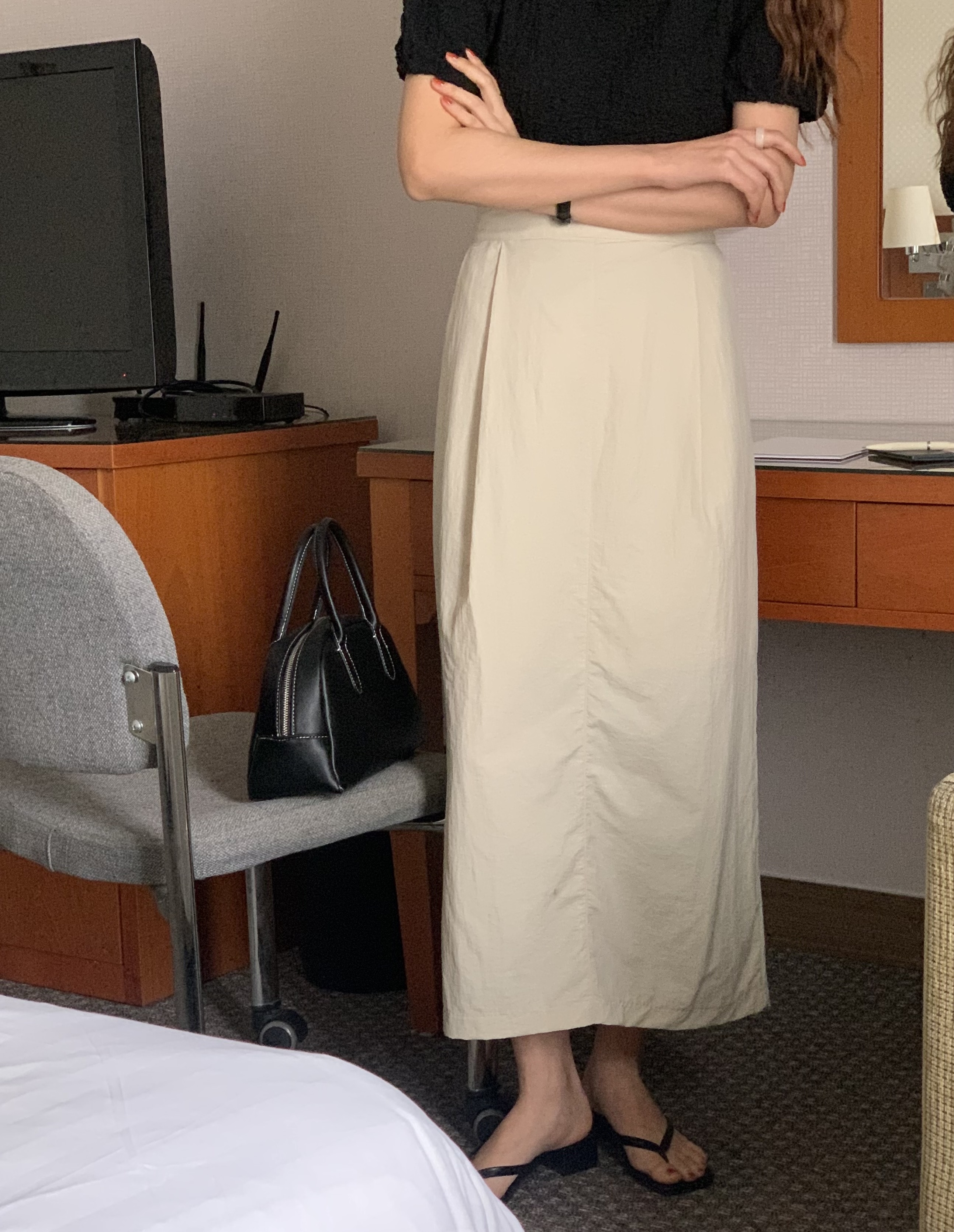 아더 나일론 하이웨스트 무지 베이직 핀턱 H라인 뒷밴딩 일자 롱 스커트