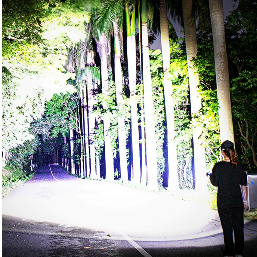 후레쉬 손전등 써치라이트 작업등 연기투시랜턴 LED 세상에서가장밝은