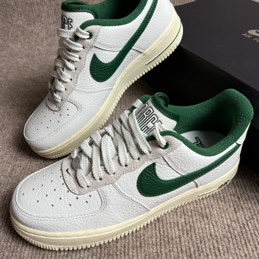 나이키 에어 포스 1 '07 써밋 화이트 앤 고지 그린 DR0148-102
