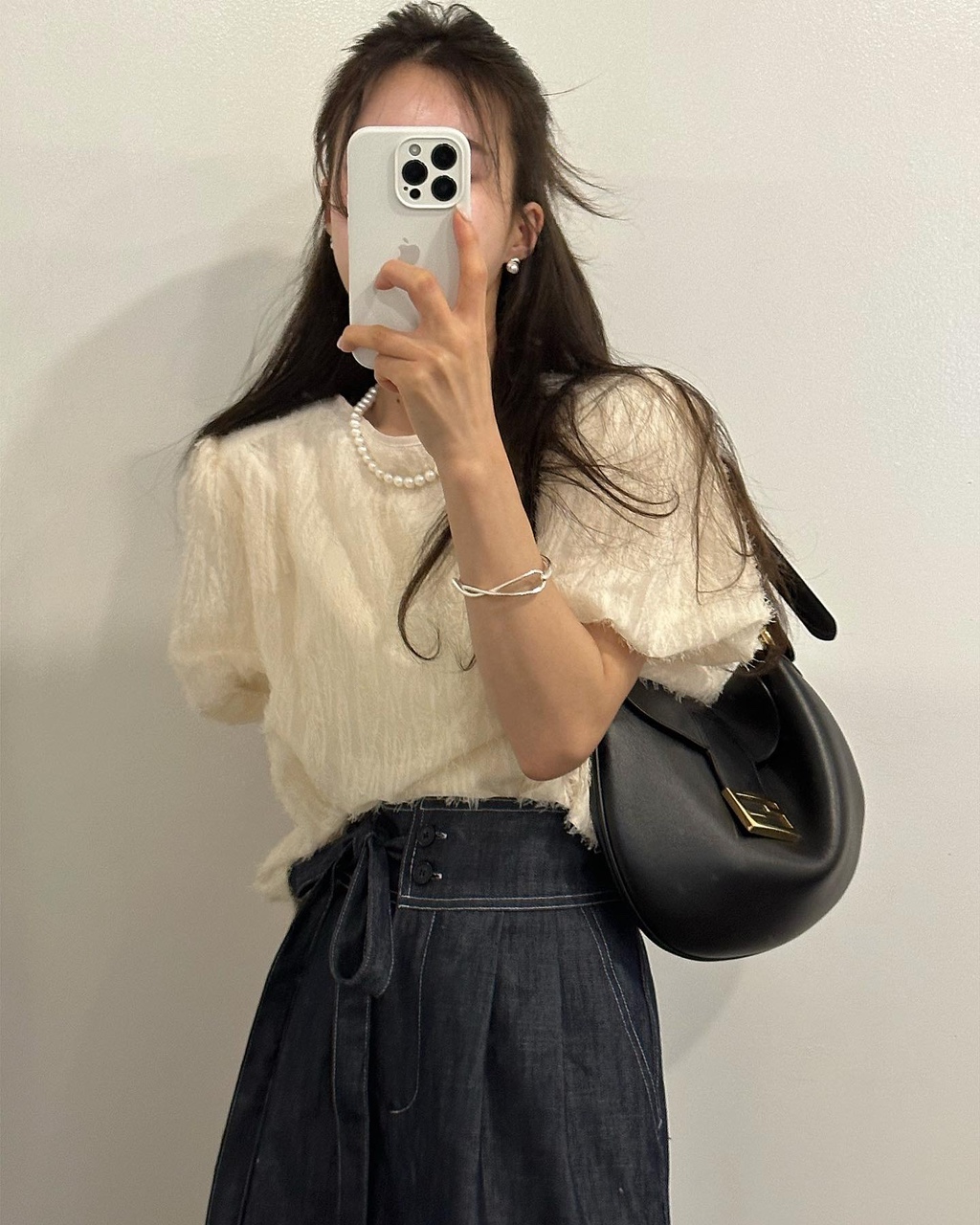 모브 여성 루즈핏 리버시블 어깨퍼프 리본 라운드 반팔 아이보리 블랙 가디건 - 상세 이미지 2