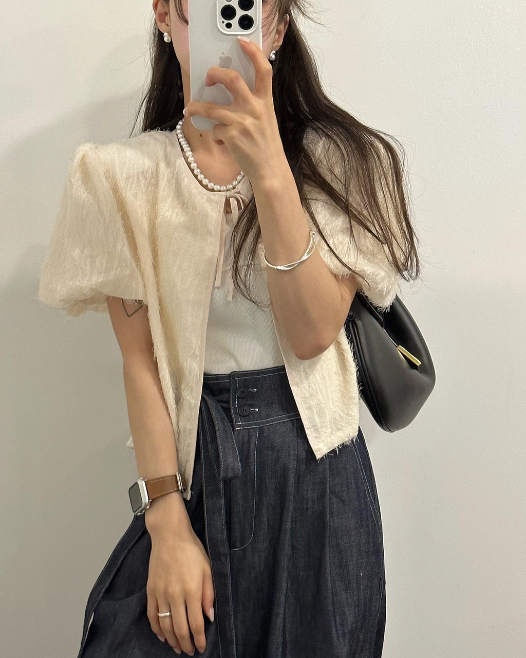 모브 여성 루즈핏 리버시블 어깨퍼프 리본 라운드 반팔 아이보리 블랙 가디건 - 상품 이미지