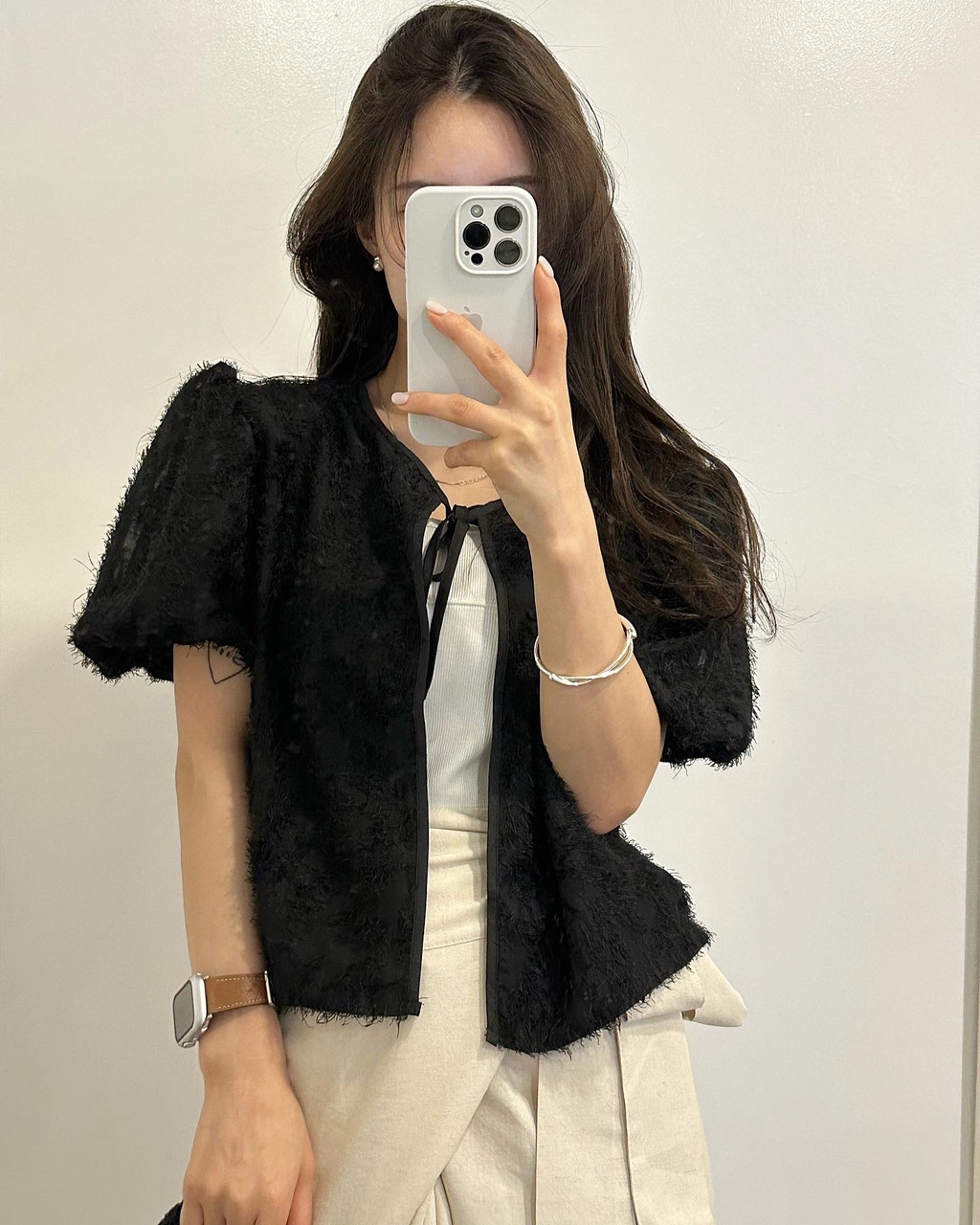 모브 여성 루즈핏 리버시블 어깨퍼프 리본 라운드 반팔 아이보리 블랙 가디건 - 상세 이미지 3