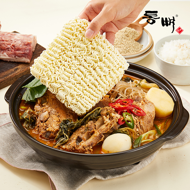 [통뼈 감자탕 뼈찜 혼합팩] 술안주부터 해장까지 칼칼한맛4팩 매운뼈찜4팩, 1kg, 8개 - 상세 이미지 5