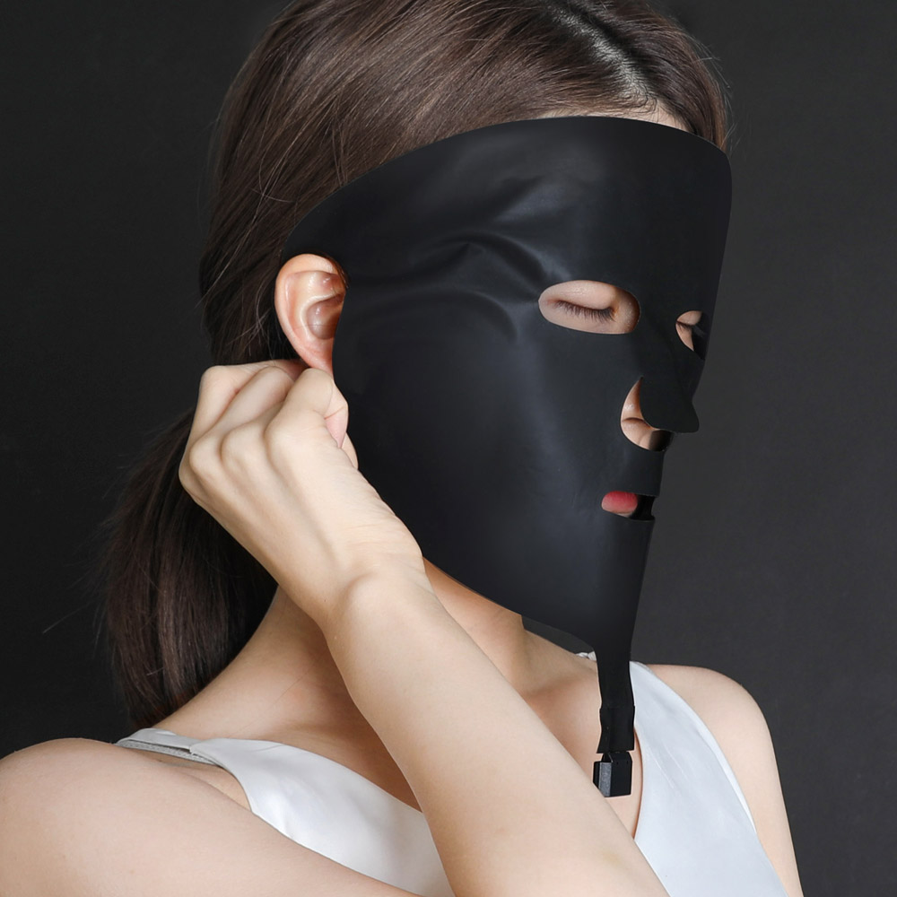 정면을 바라보며 검은색 마스크를 얼굴에 완전히 착용한 상태에서 부드러운 소재감과 마스크 전체 형태가 드러나는 모습