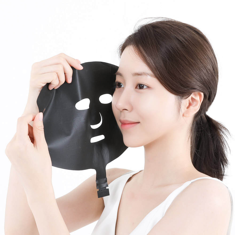 옆모습에서 얼굴에 검은색 마스크를 착용한 여성이 마스크의 신축성 있는 재질과 정확한 피팅을 보여주는 장면