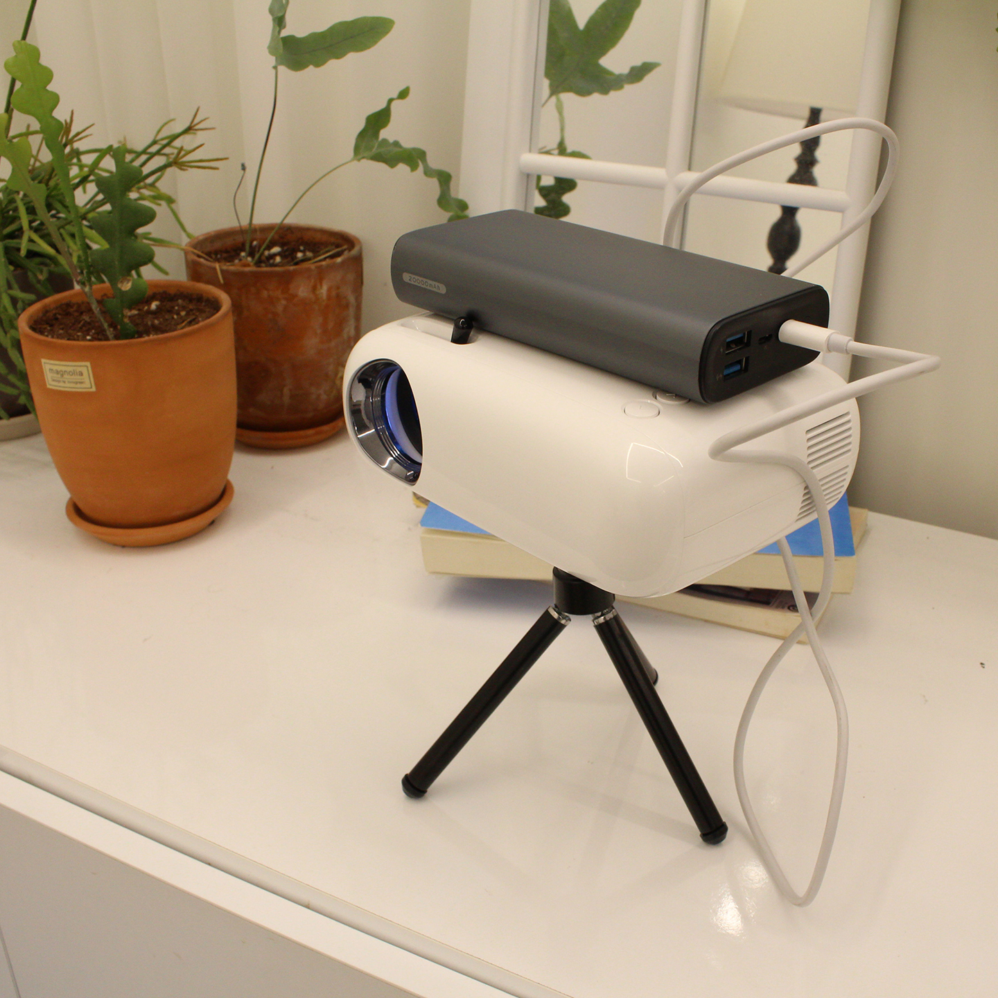 애니빔 미니빔 빔프로젝터 무선 미러링 가정용 휴대용 캠핑용 4K 제품 이미지