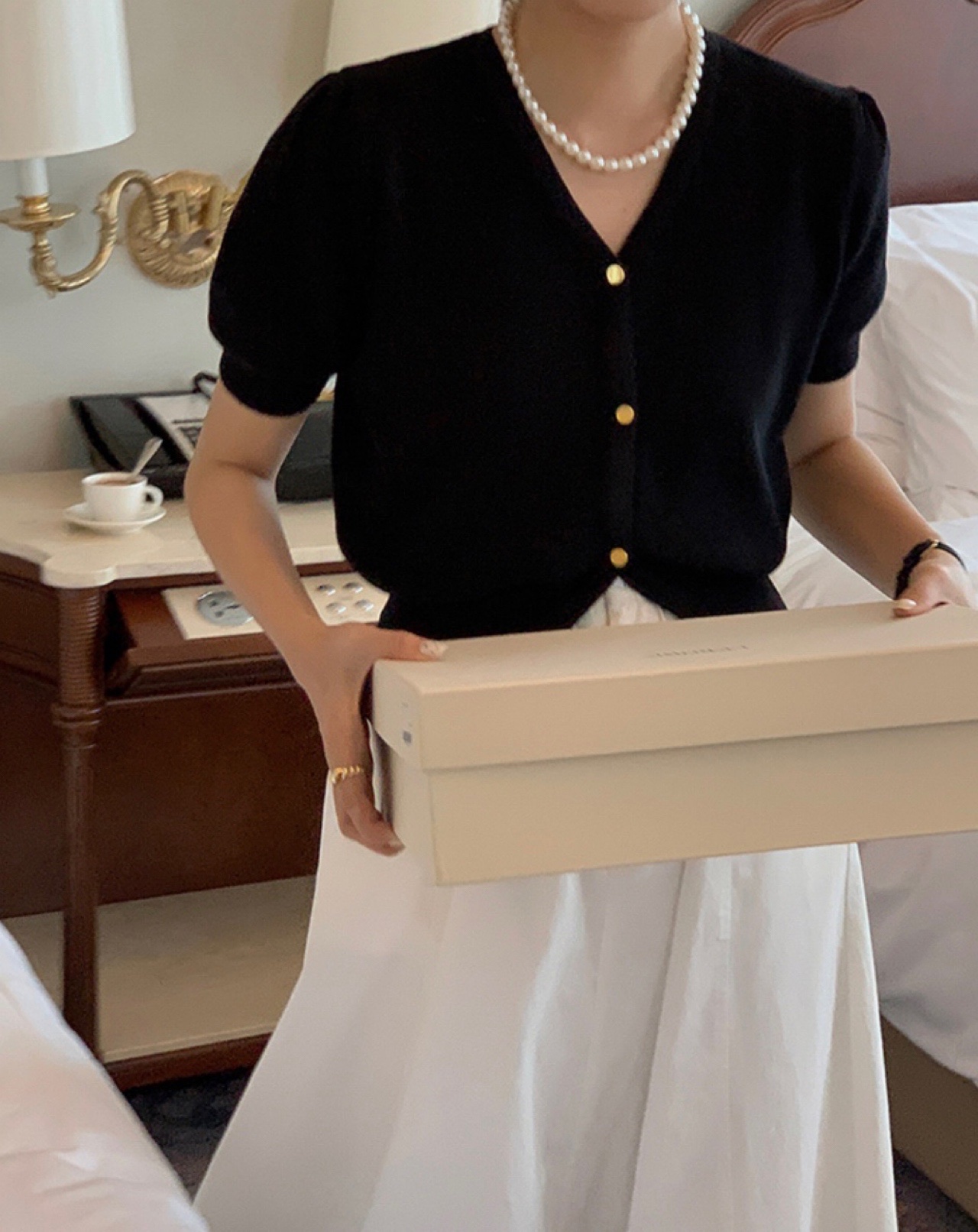 예삐 심플 베이직 브이넥 여성 레이어드 단추 밑단트임 니트 반팔 가디건(3color)