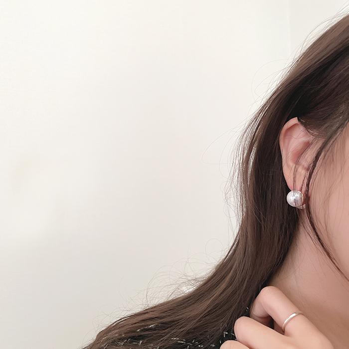 캐스터네츠 볼드 진주 포인트 원터치 귀걸이 2컬러 티타늄 - 상세 이미지 2
