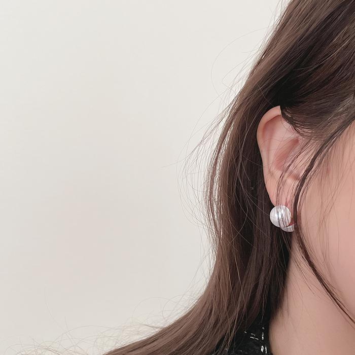 캐스터네츠 볼드 진주 포인트 원터치 귀걸이 2컬러 티타늄 - 상품 이미지