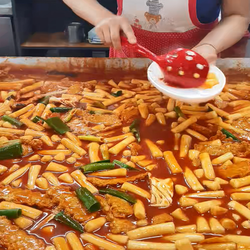 방촌시장원조떡볶이 방송에나온그집떡볶이 즉석 냉장 밀키트 납작만두 포함 646g 2,3인용 - 상세 이미지 2