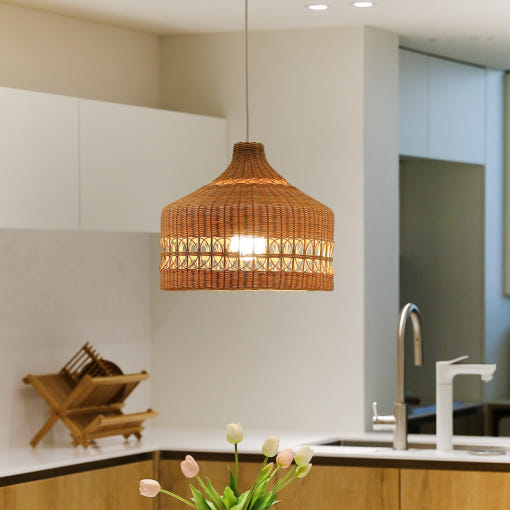 라탄 조명이 걸려있는 거실의 모습